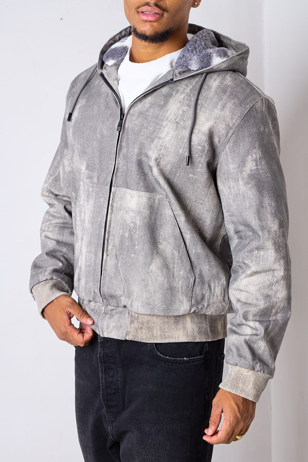 Manteau court gris délavé à doublure fausse fourrure