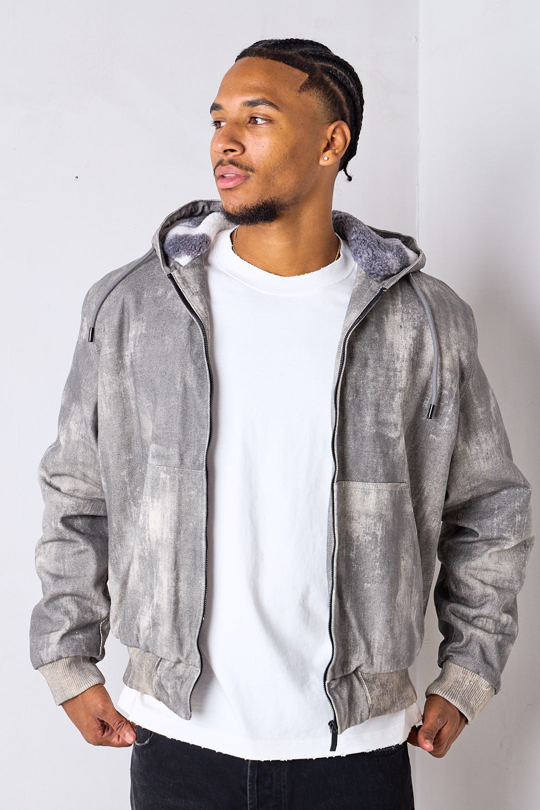 Manteau court gris délavé à doublure fausse fourrure