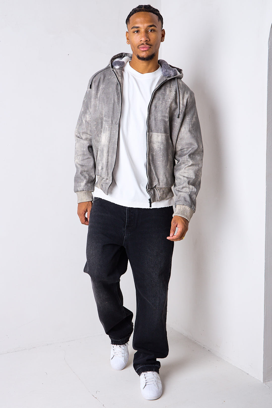 Manteau court gris délavé à doublure fausse fourrure