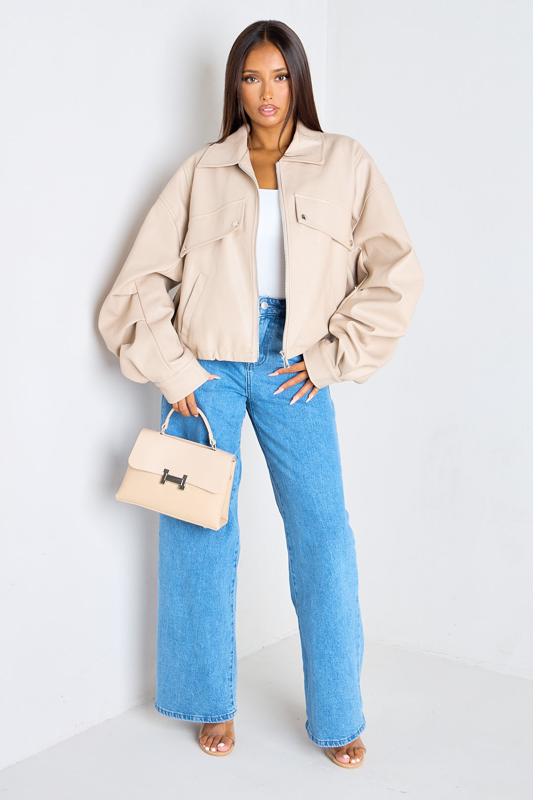 Veste courte en simili-cuir beige à manches froncées