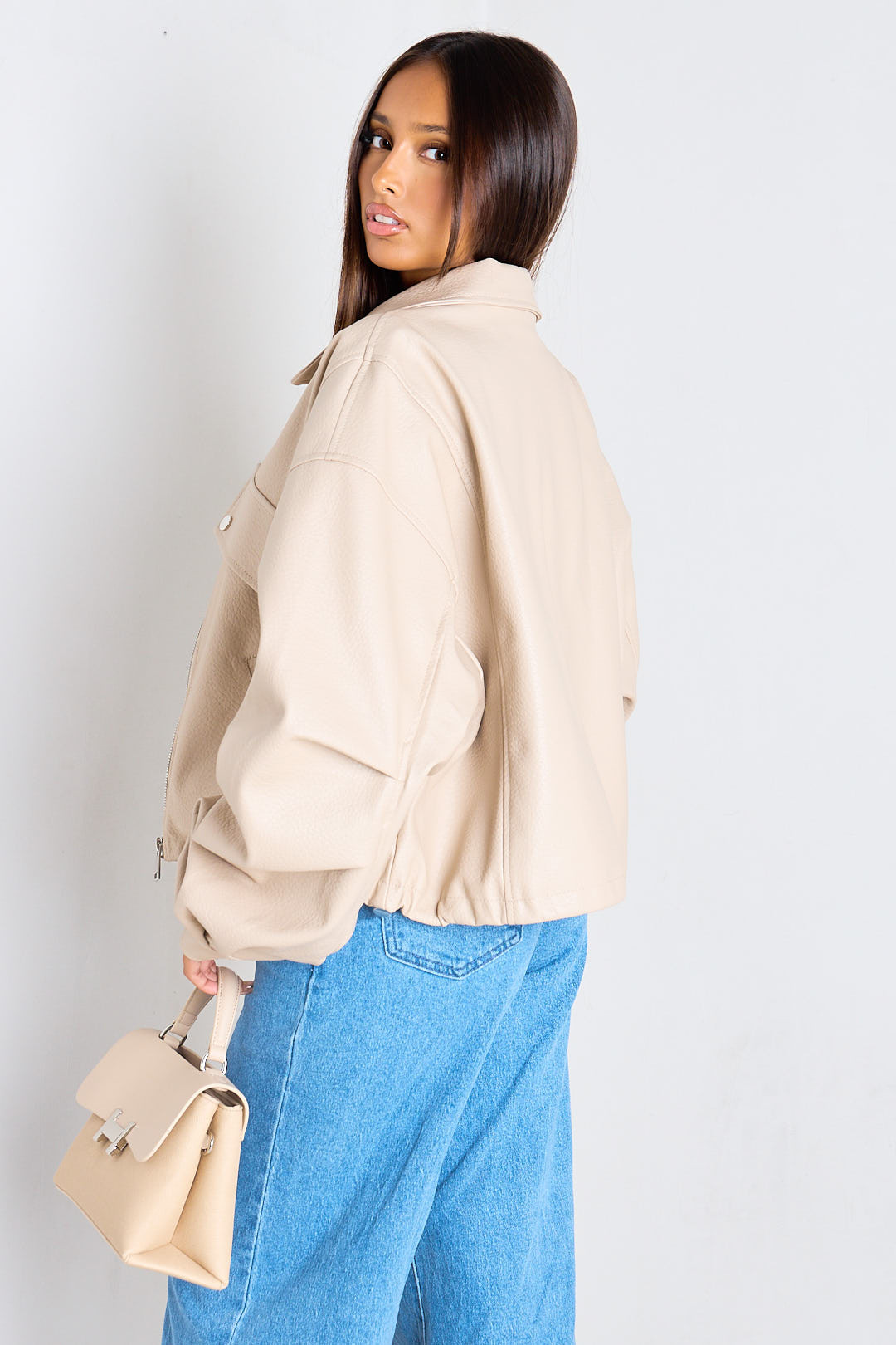 Veste courte en simili-cuir beige à manches froncées