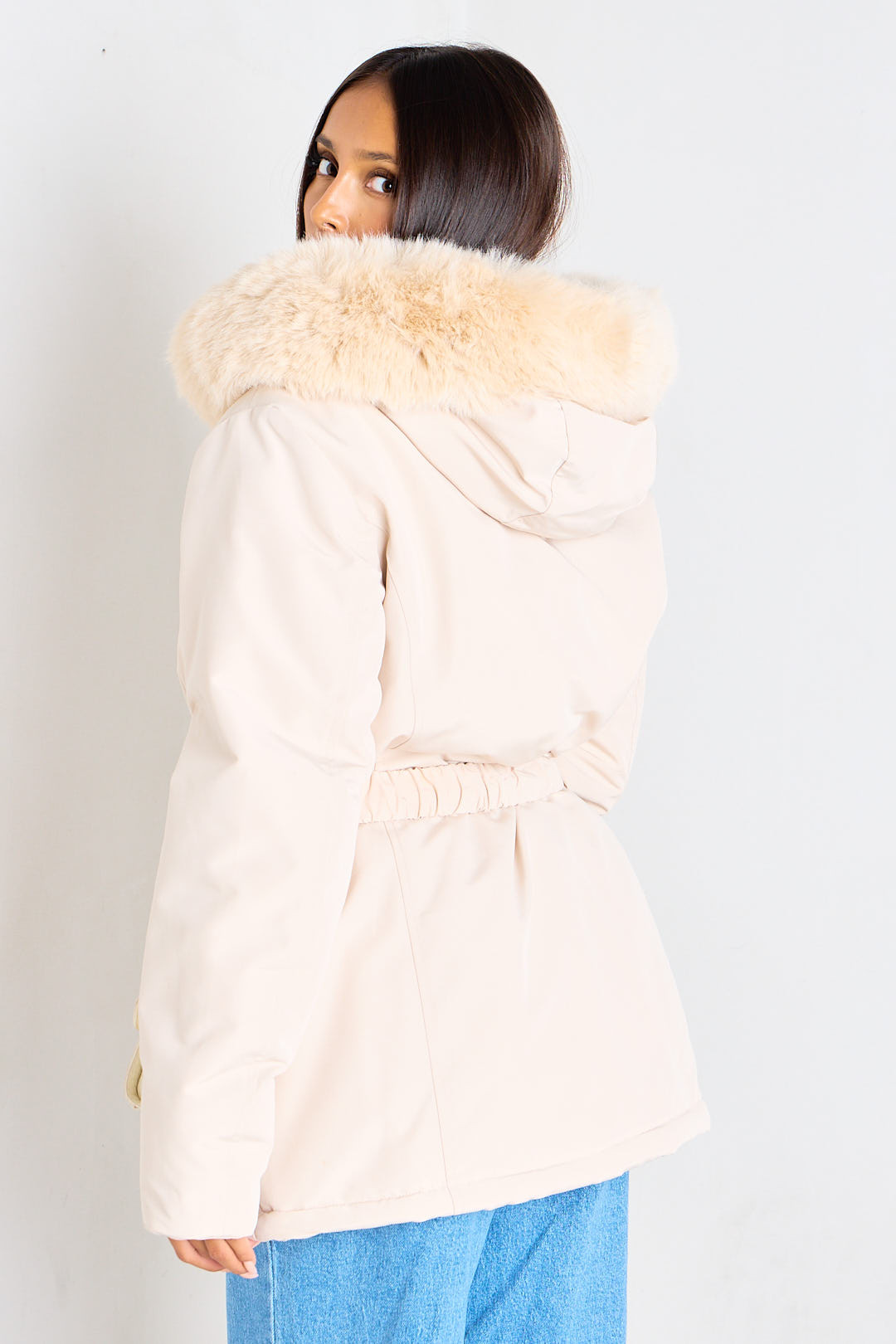 Parka courte cintrée beige à capuche fausse fourrure