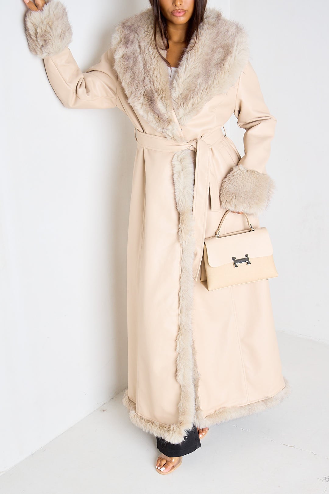 Manteau long beige en simili-cuir doublé fausse fourrure