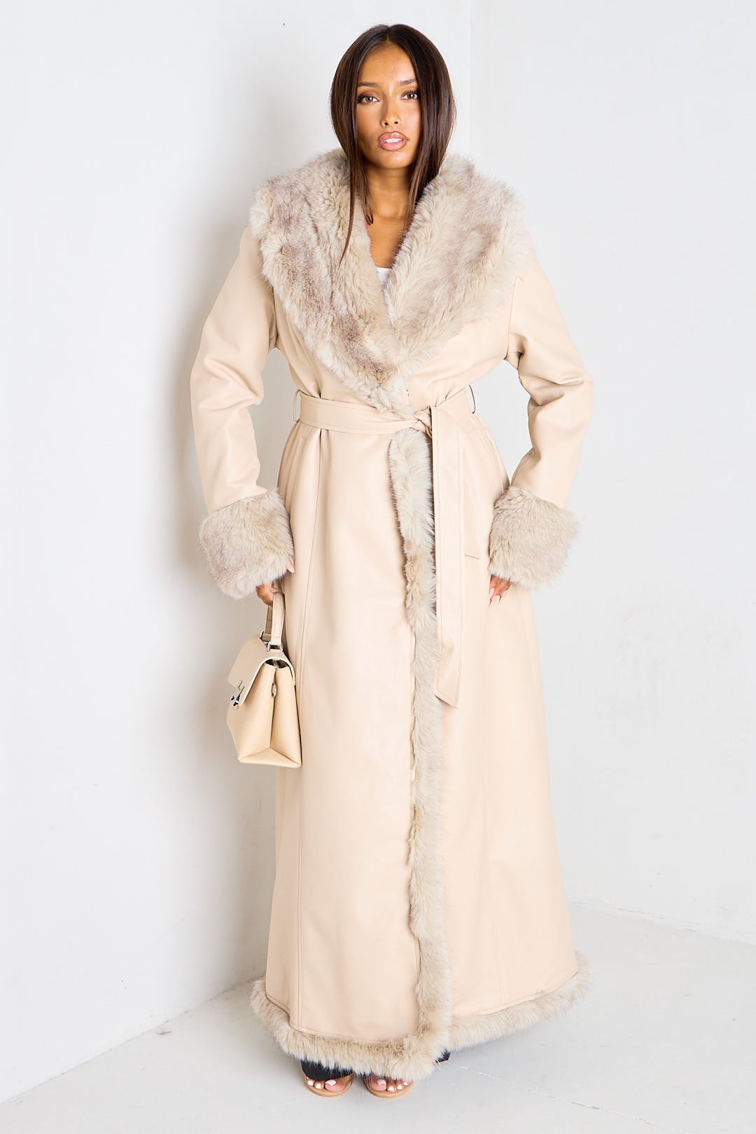 Manteau long beige en simili-cuir doublé fausse fourrure