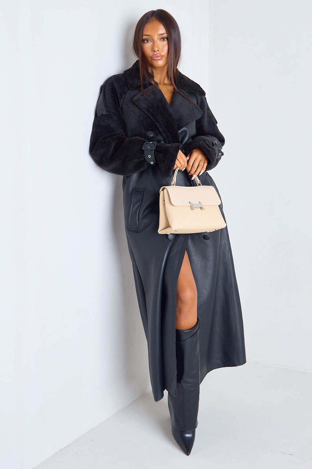 Manteau long noir bi-matière simili-cuir et fourrure