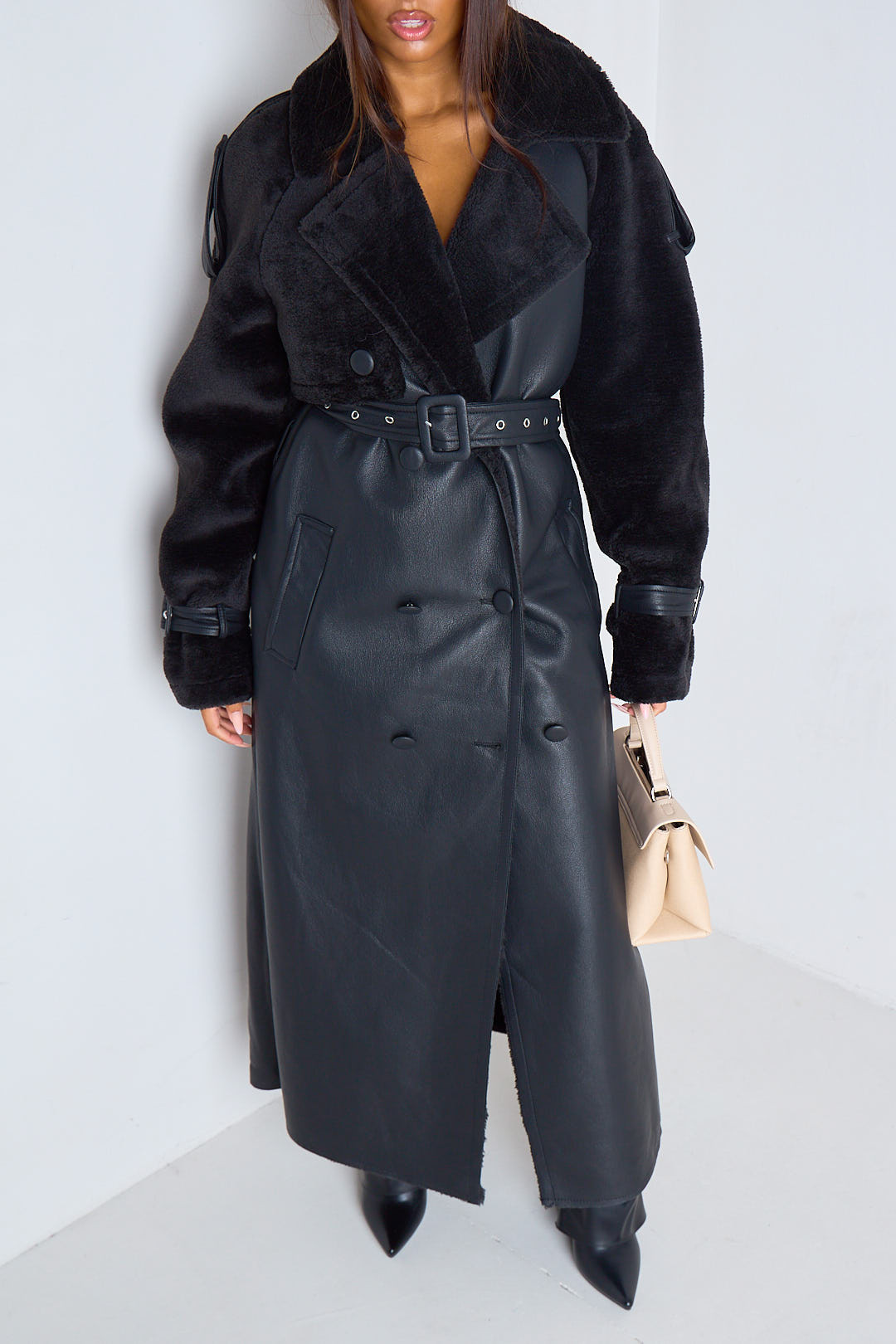 Manteau long noir bi-matière simili-cuir et fourrure