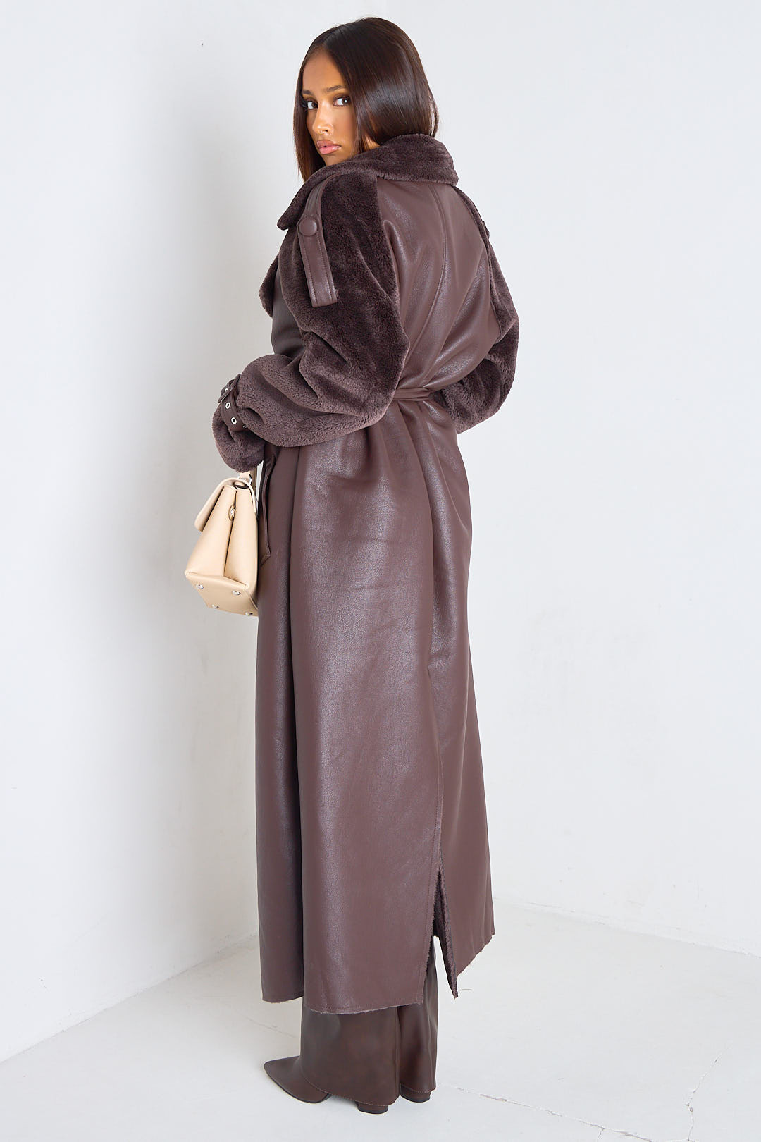 Manteau long marron bi-matière simili-cuir et fourrure