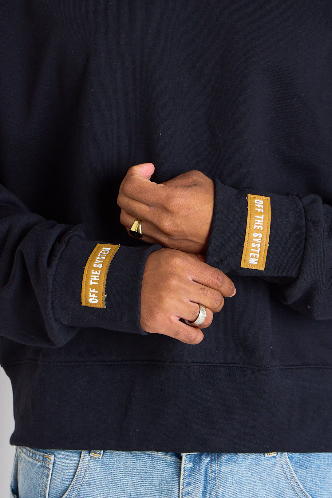 Pull noir brodé "off the system"
