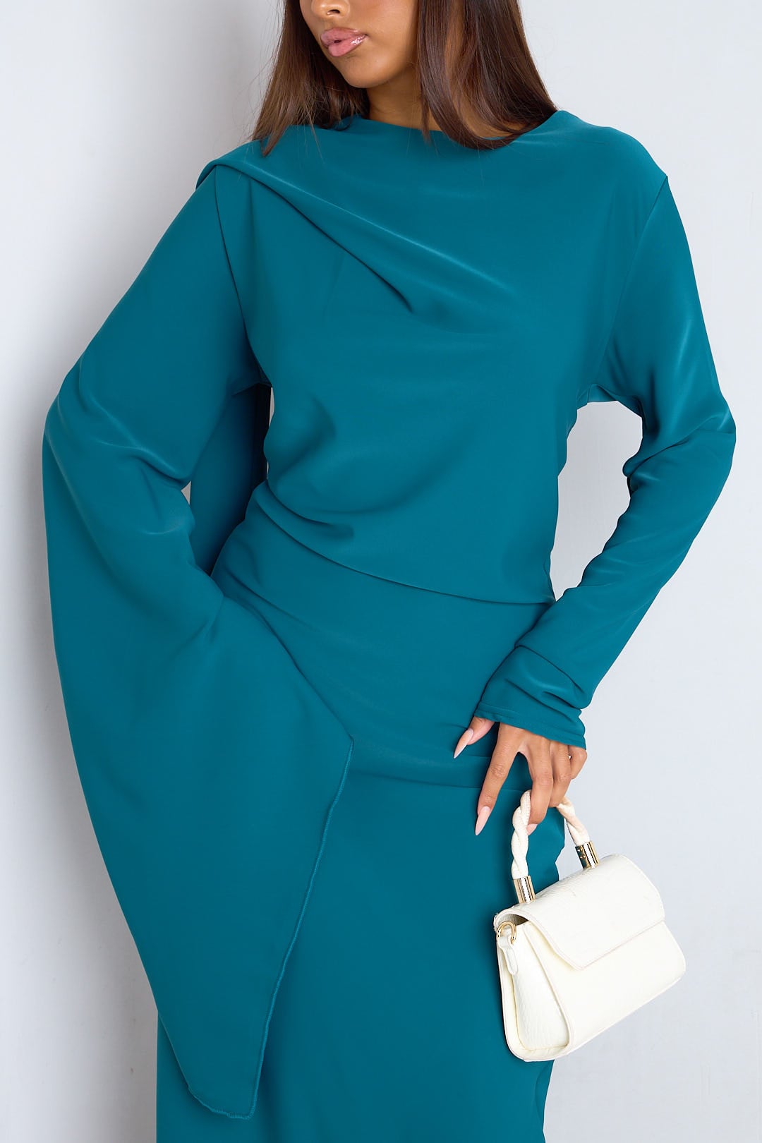 Robe bleu canard à empiècement drapé et manche asymétrique