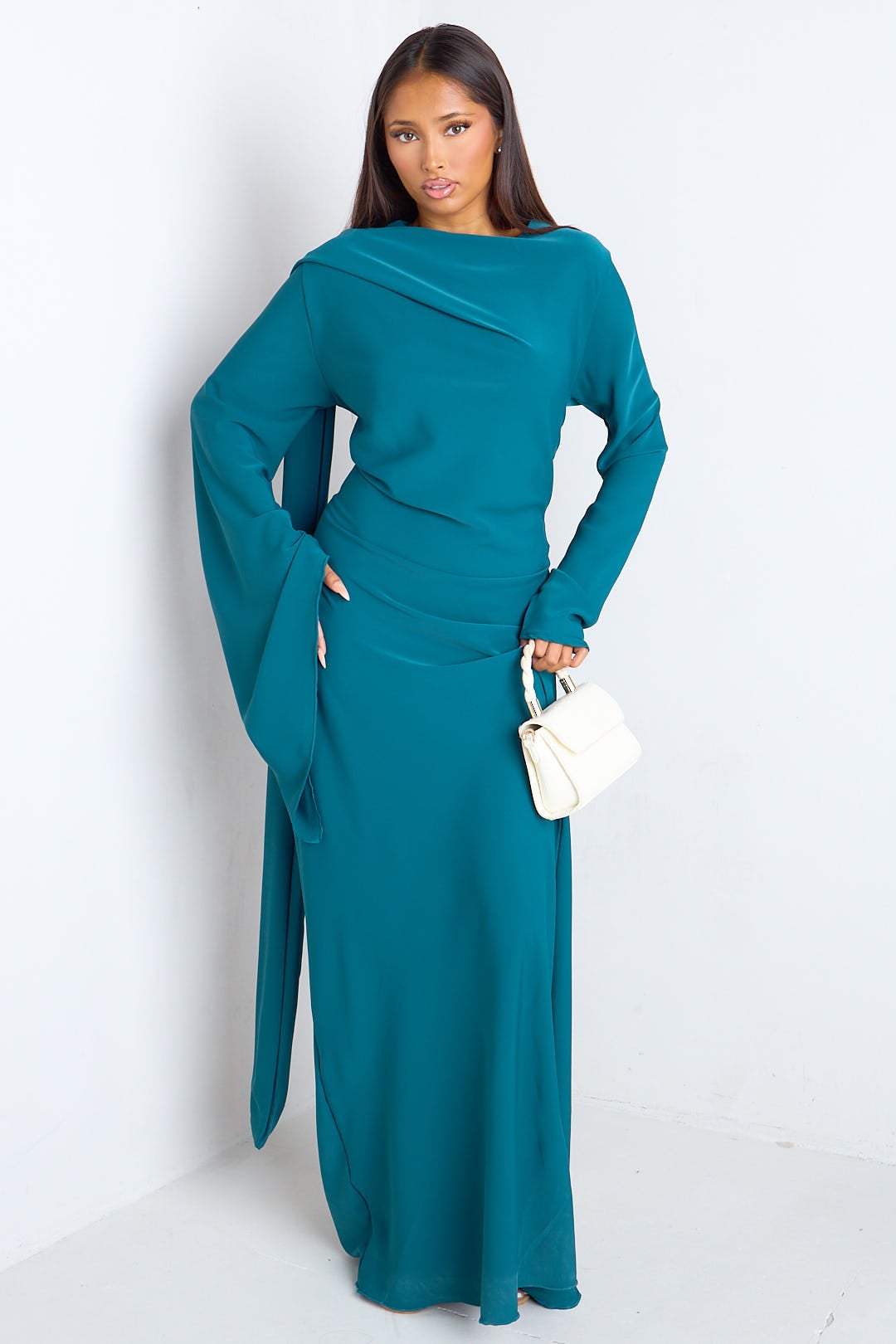 Robe bleu canard à empiècement drapé et manche asymétrique