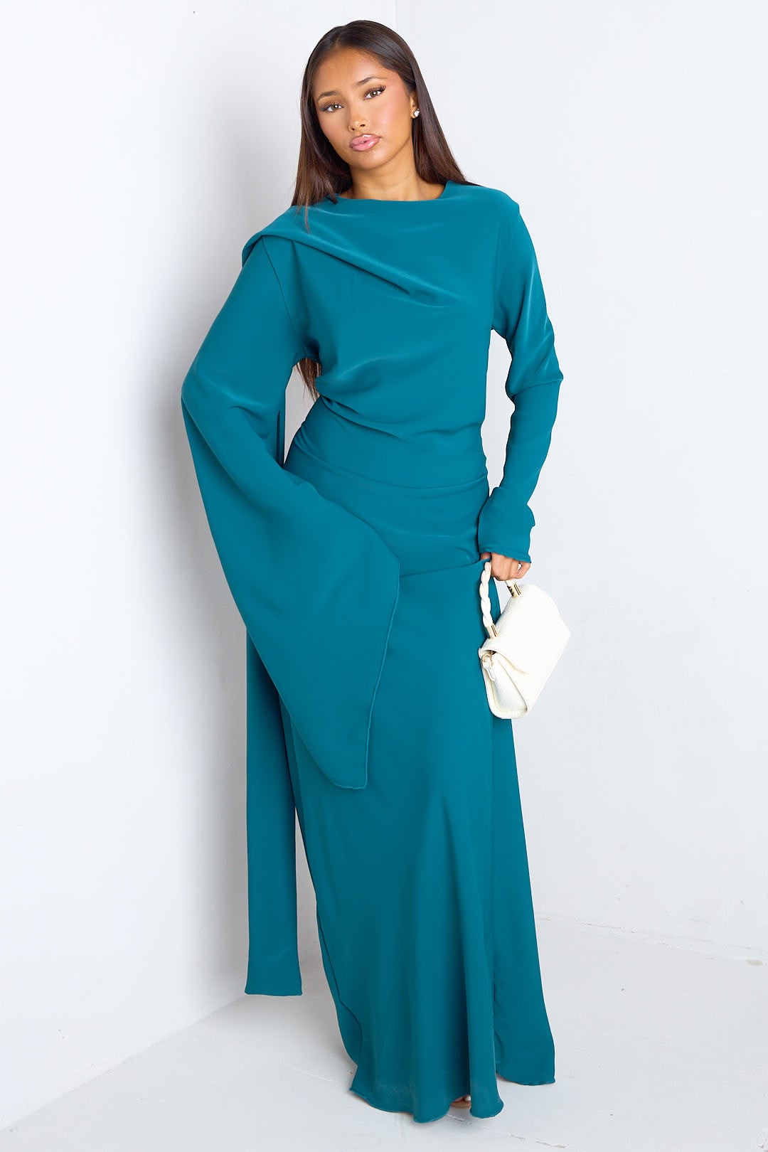 Robe bleu canard à empiècement drapé et manche asymétrique