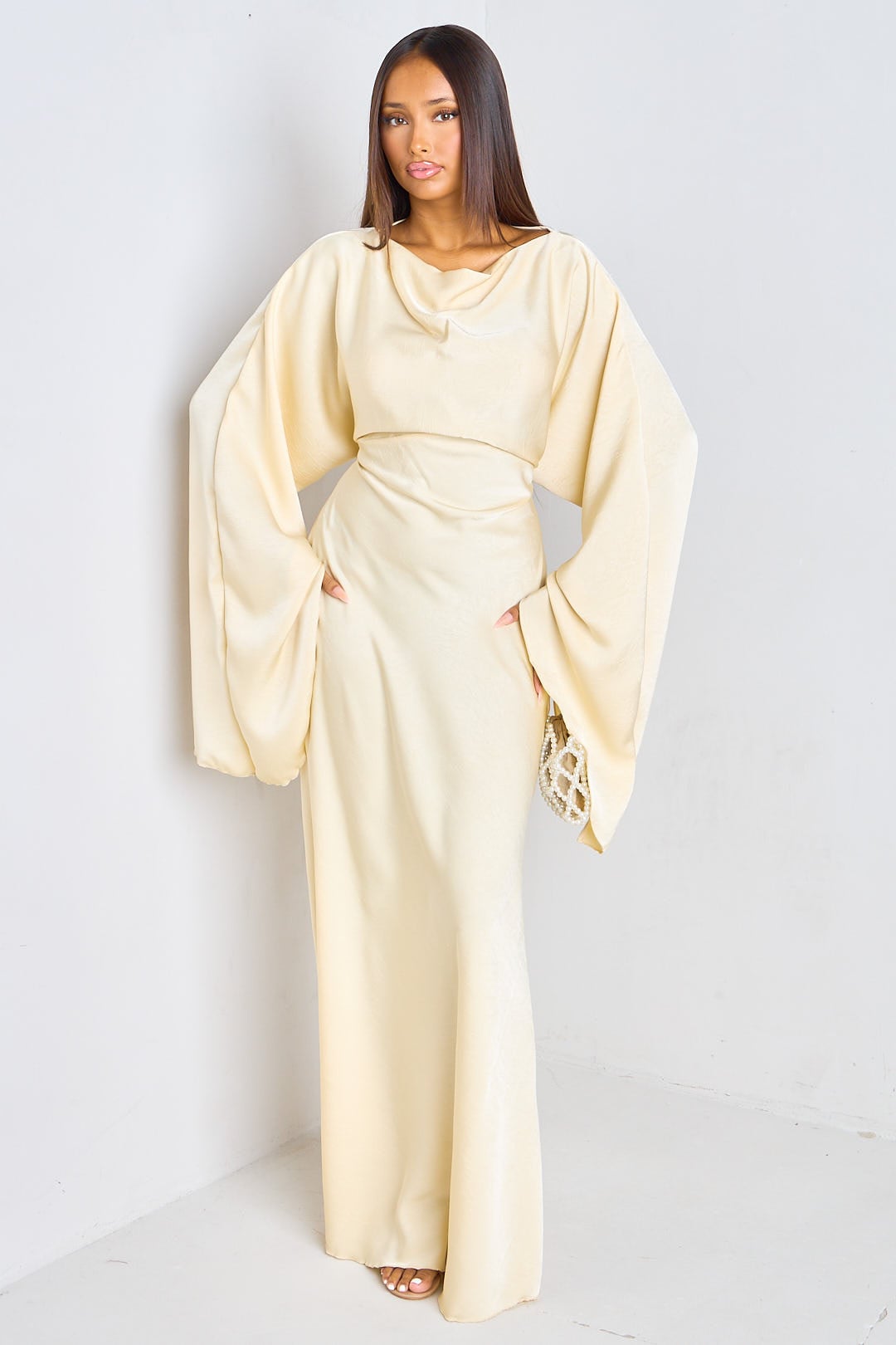 Robe jaune pale à manches pagode