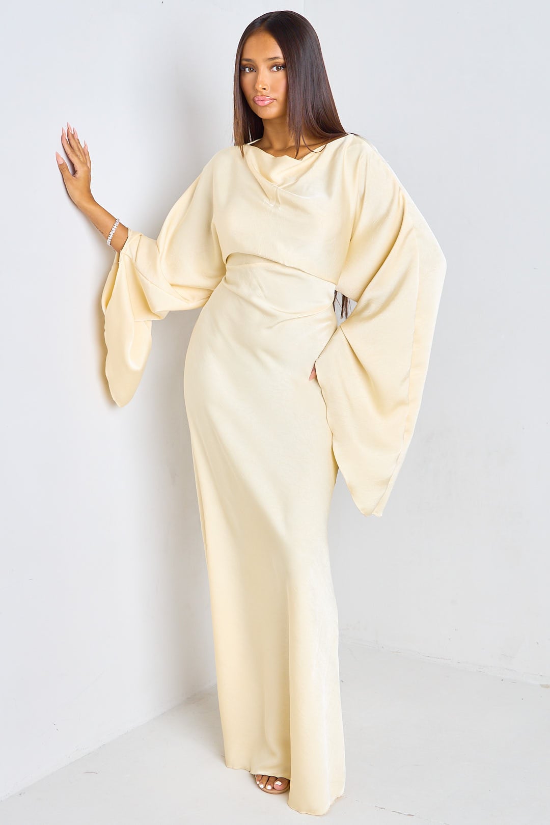 Robe jaune pale à manches pagode