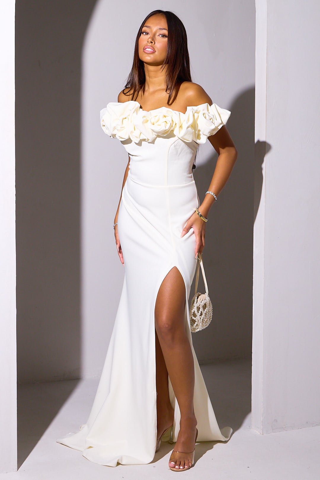 Robe longue blanche à col bardot orné de fleurs