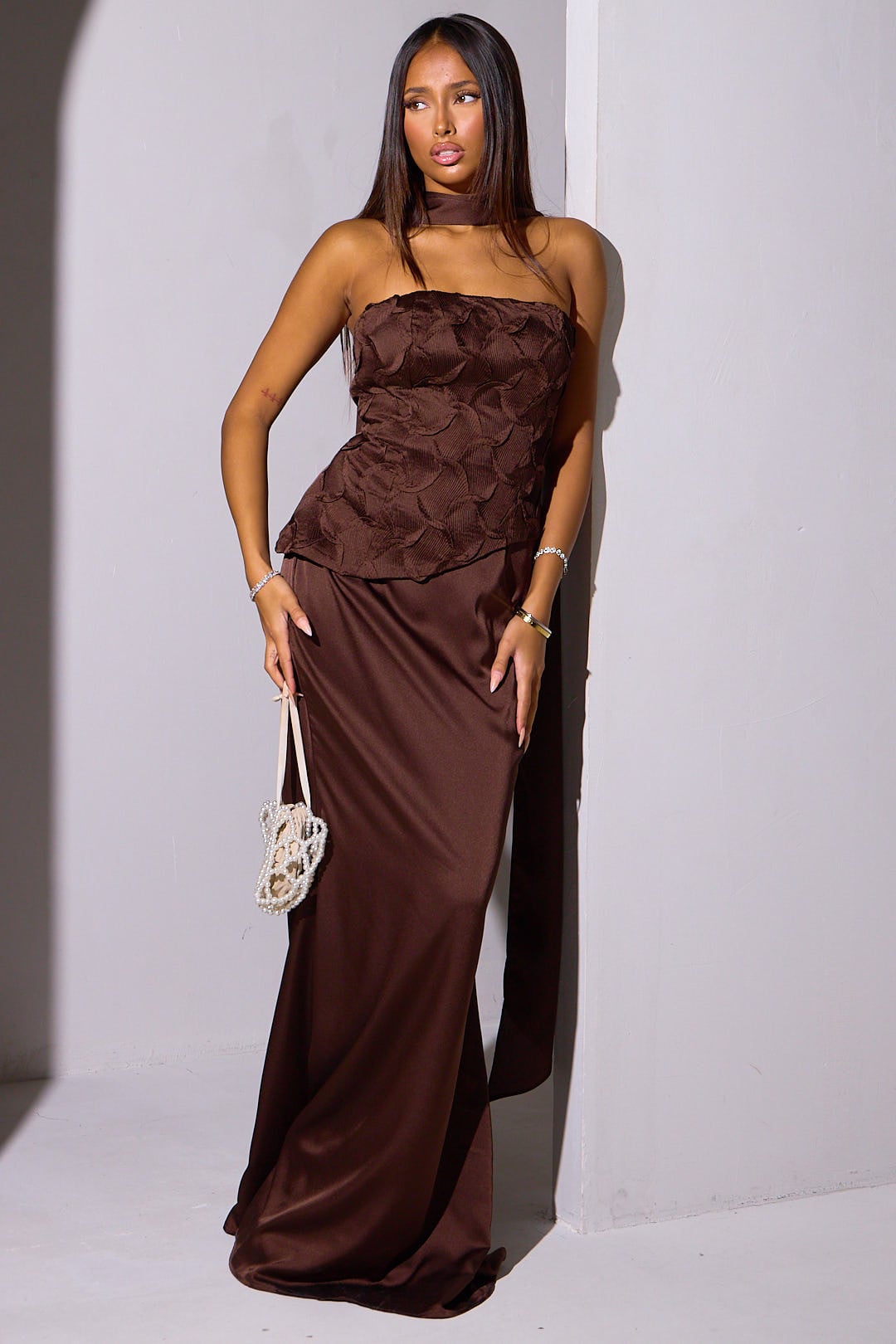 Robe bustier marron à empiècement texturé + étole