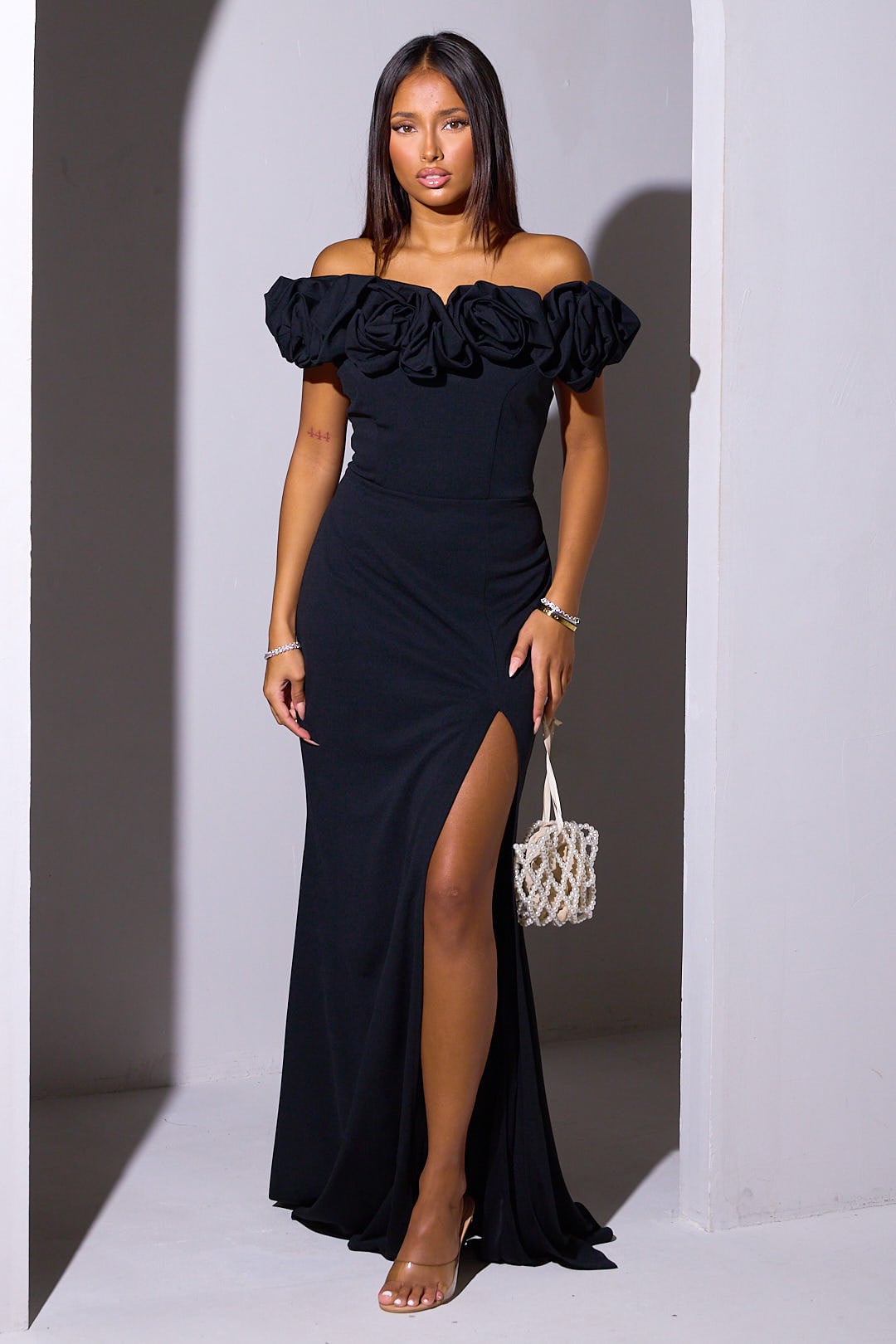 Robe longue noire à col bardot orné de fleurs