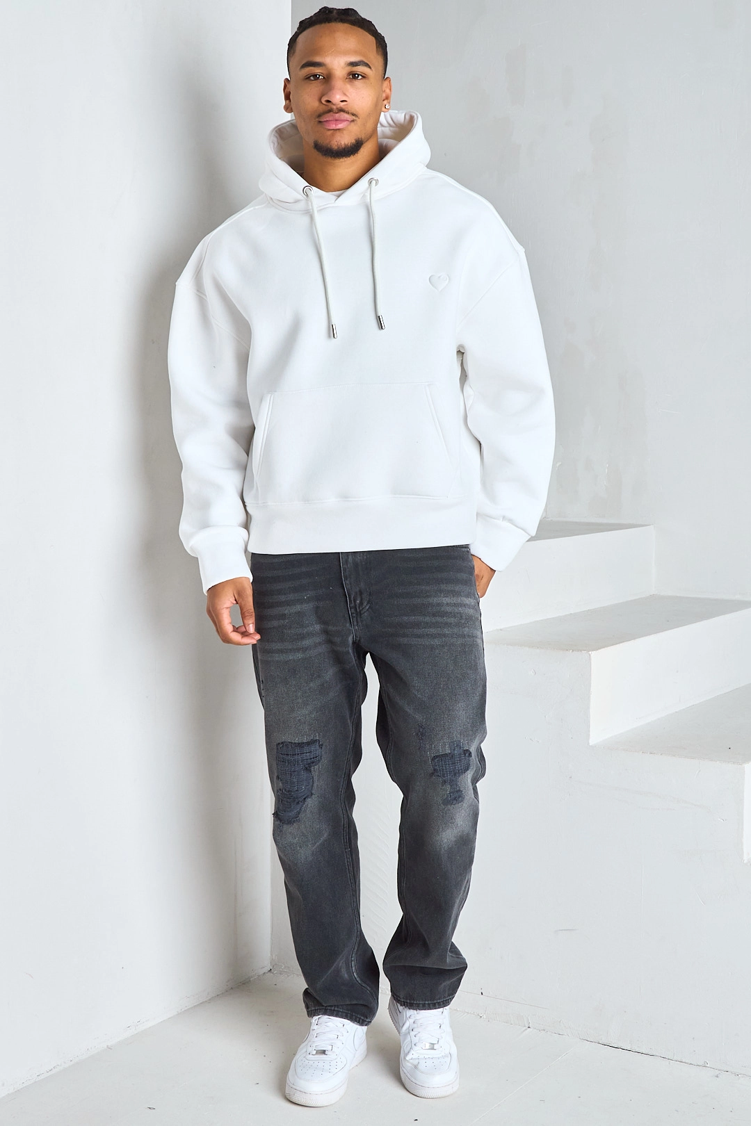 Sweat blanc à capuche et imprimé