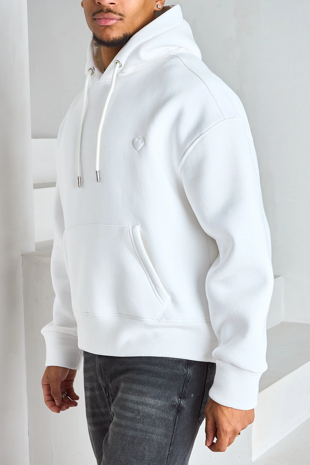 Sweat blanc à capuche et imprimé