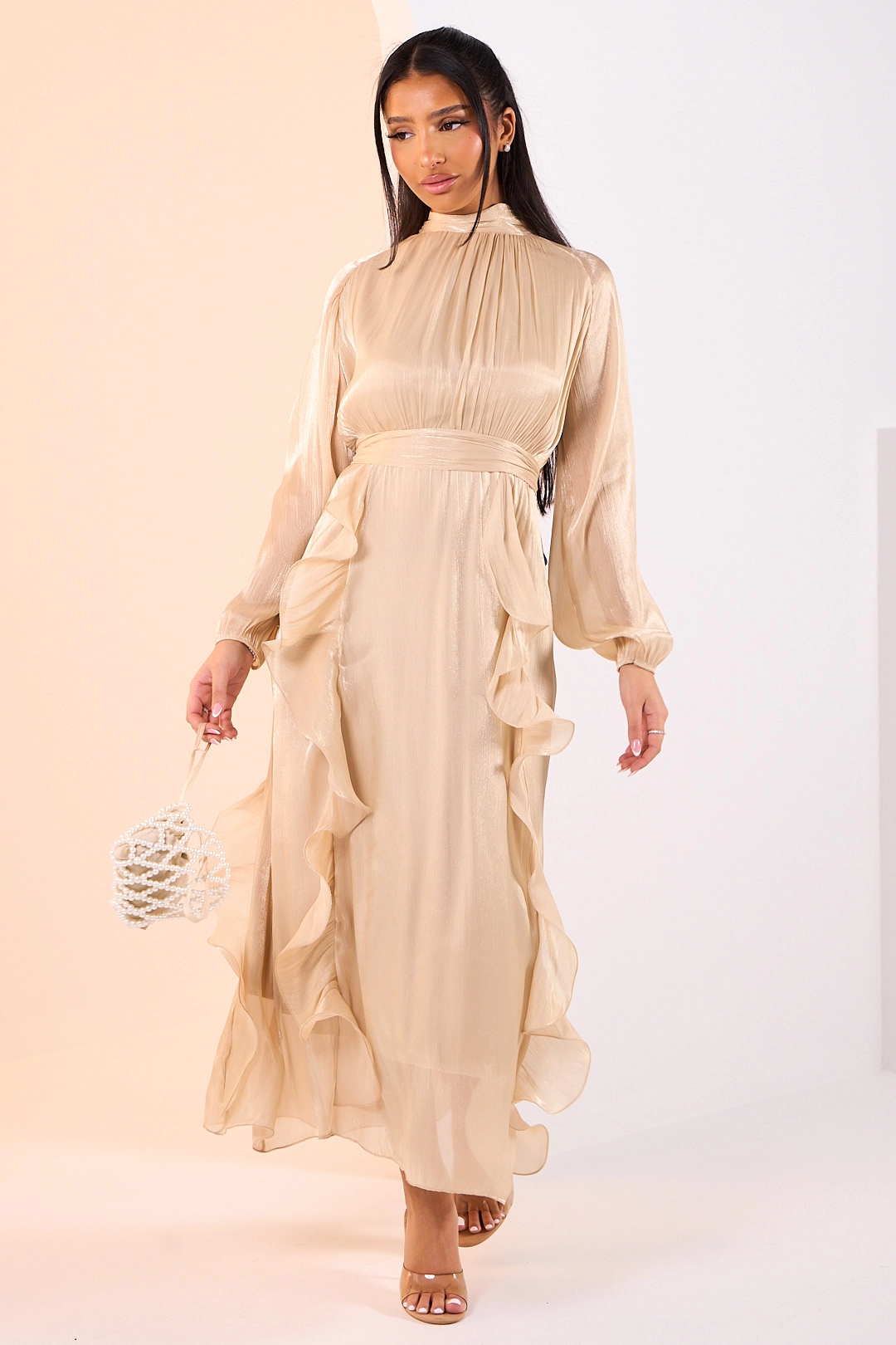 Robe longue beige à volants et manches ballons