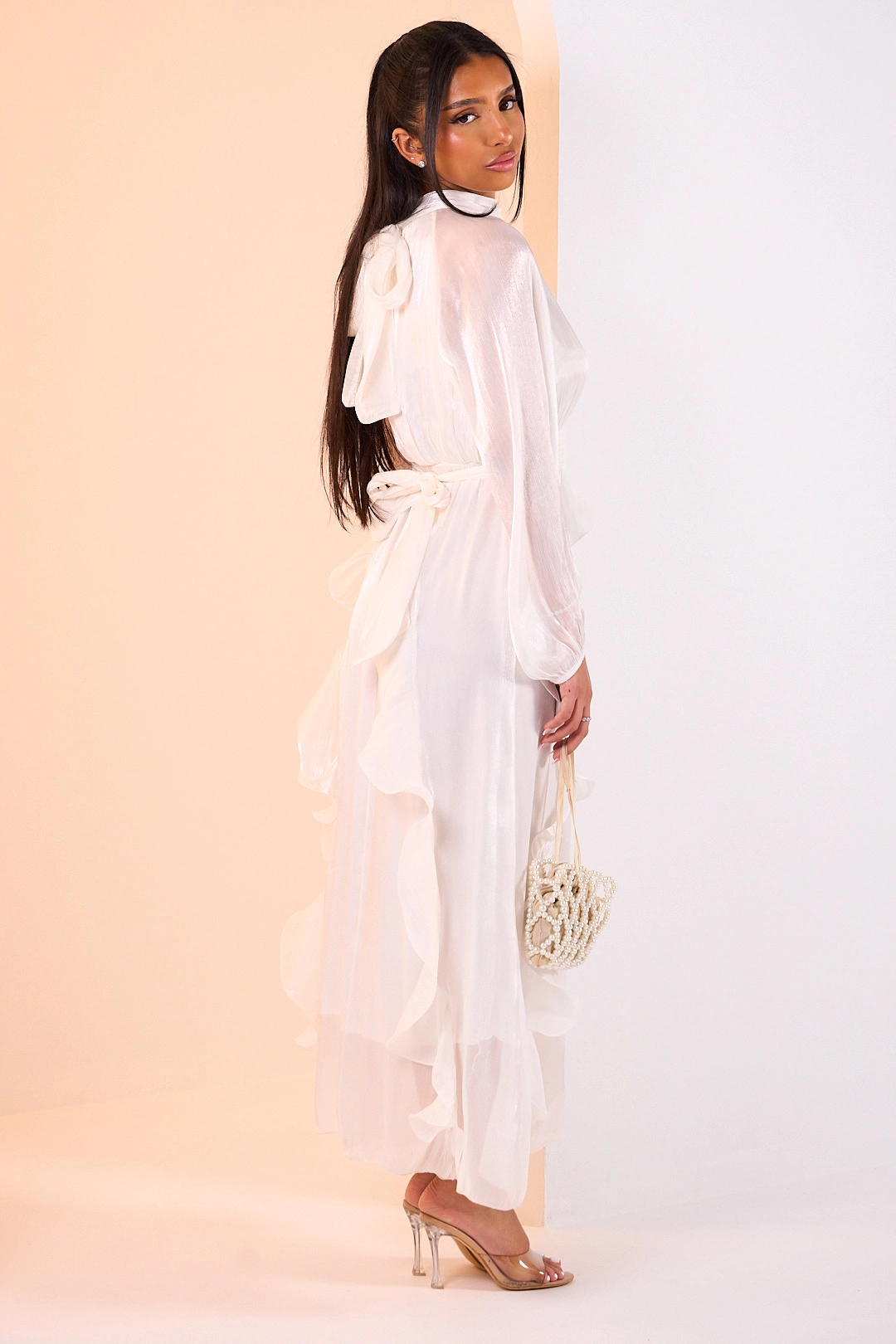 Robe longue blanche à volants et manches ballons