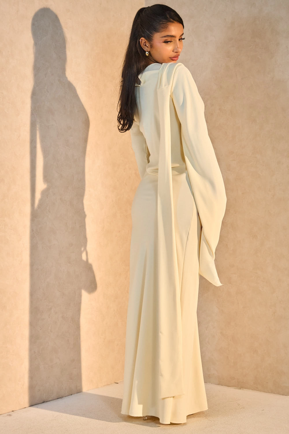 Robe écru à empiècement drapé et manche asymétrique