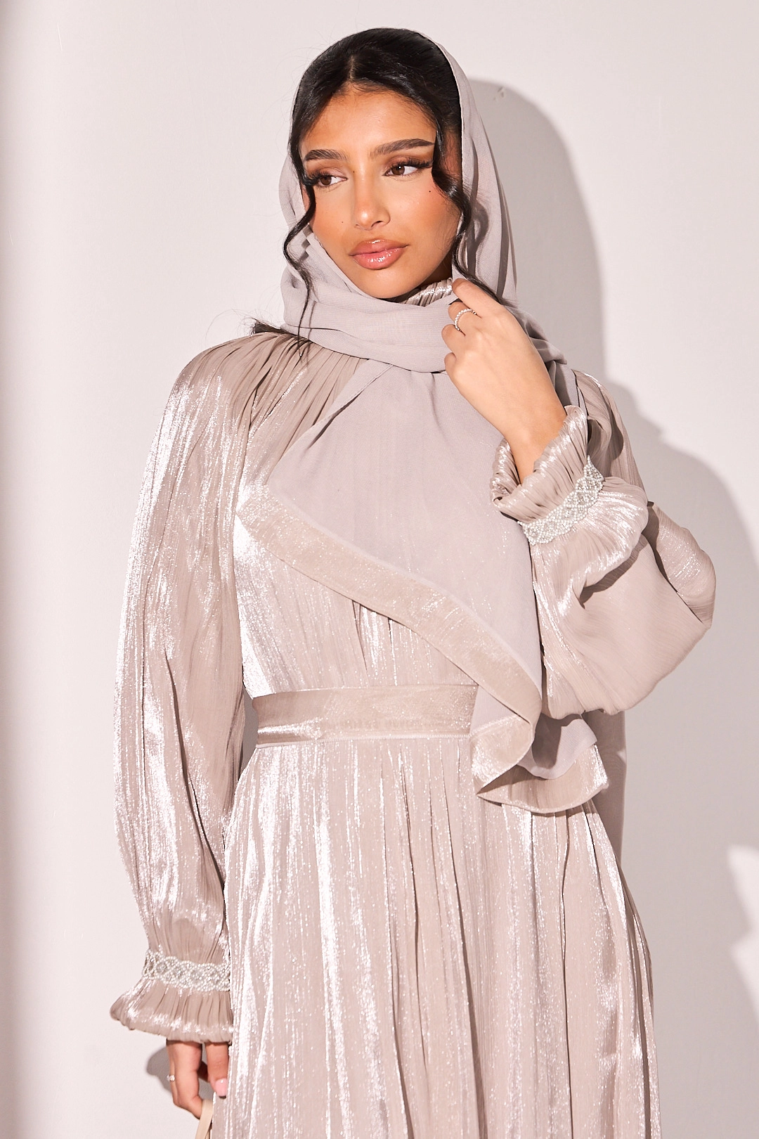 Ensemble 2 pièces sous-robe + abaya en voile brillant à strass taupe