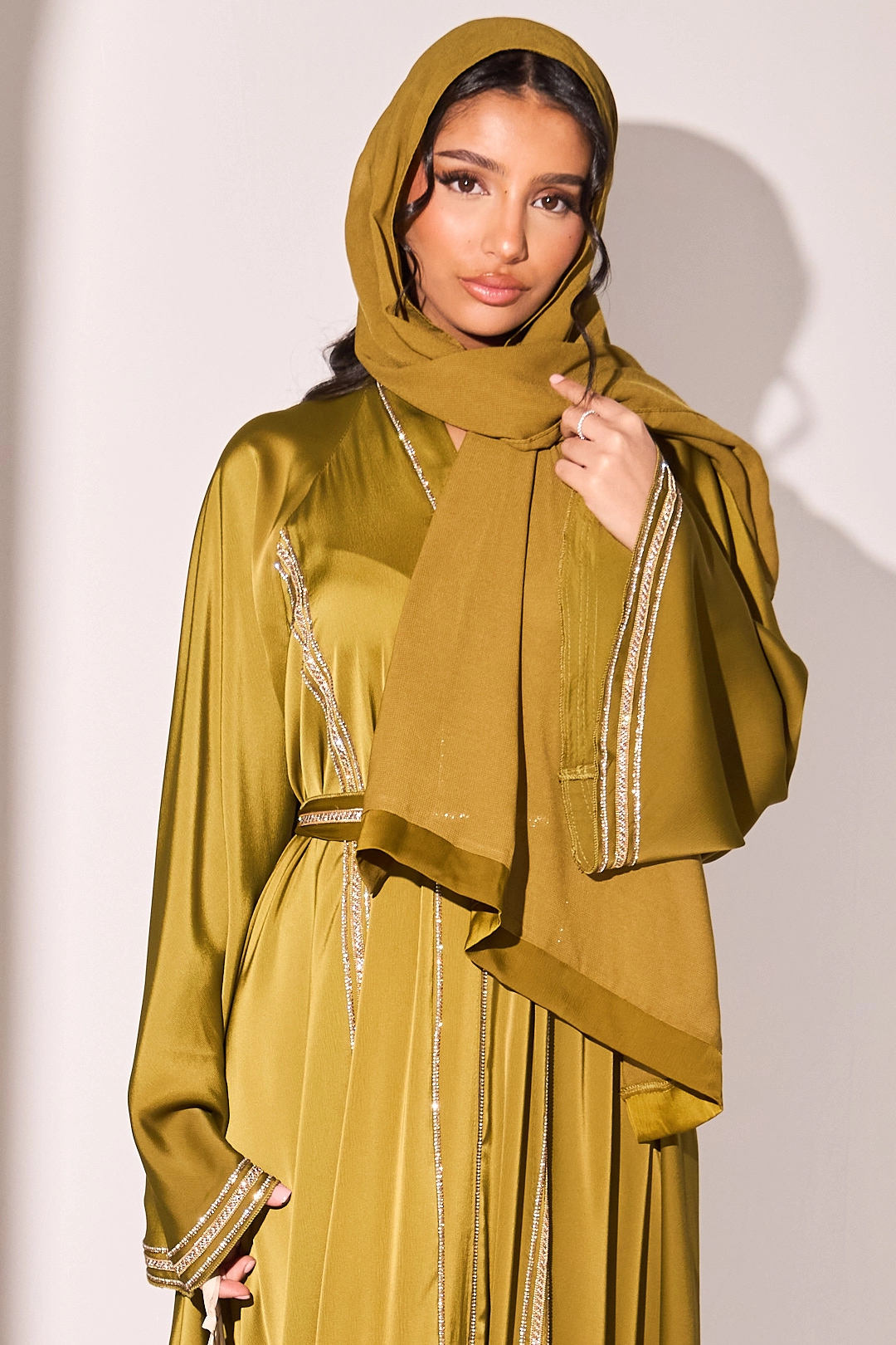 Abaya vert olive à strass bicolore en bandes + voile
