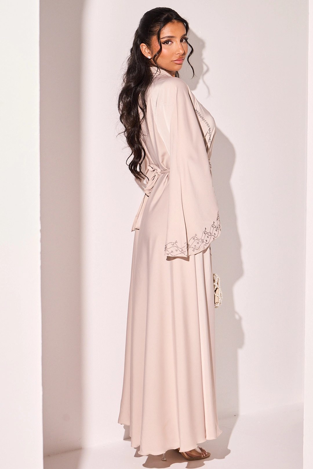 Abaya beige à strass argentés motif vague