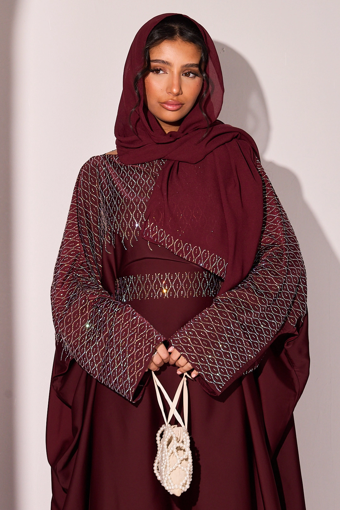 Abaya bordeaux à strass en vagues argentées