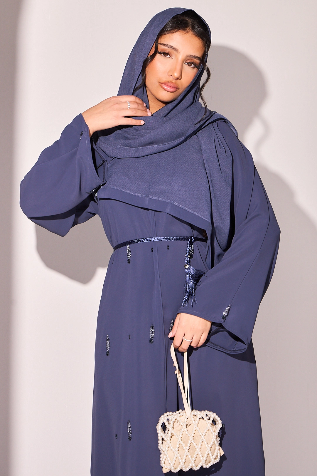 Abaya bleu foncé à strass eu feuille et fleurs