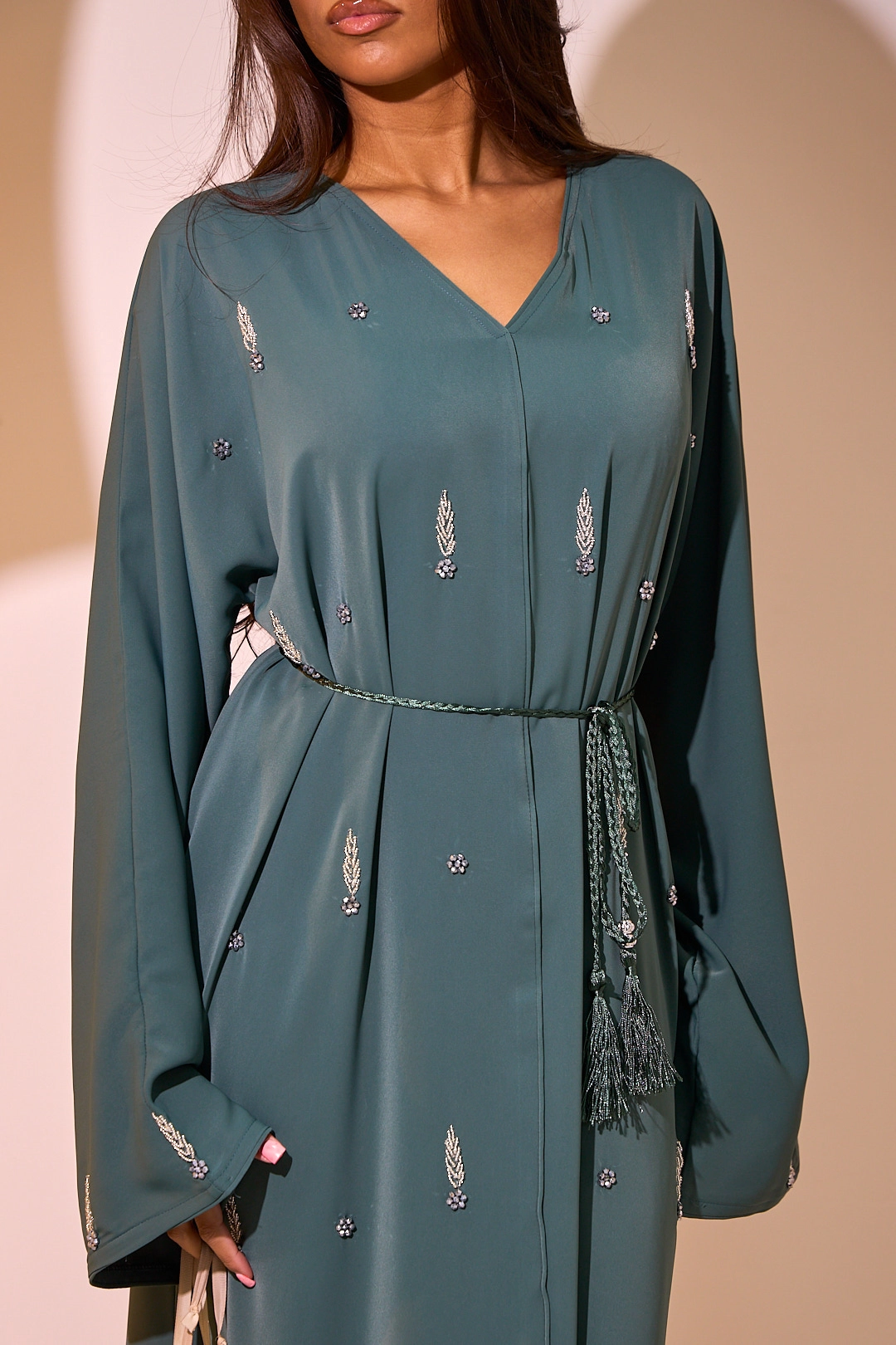 Abaya verte foncée à strass dorés en forme de feuilles et fleurs