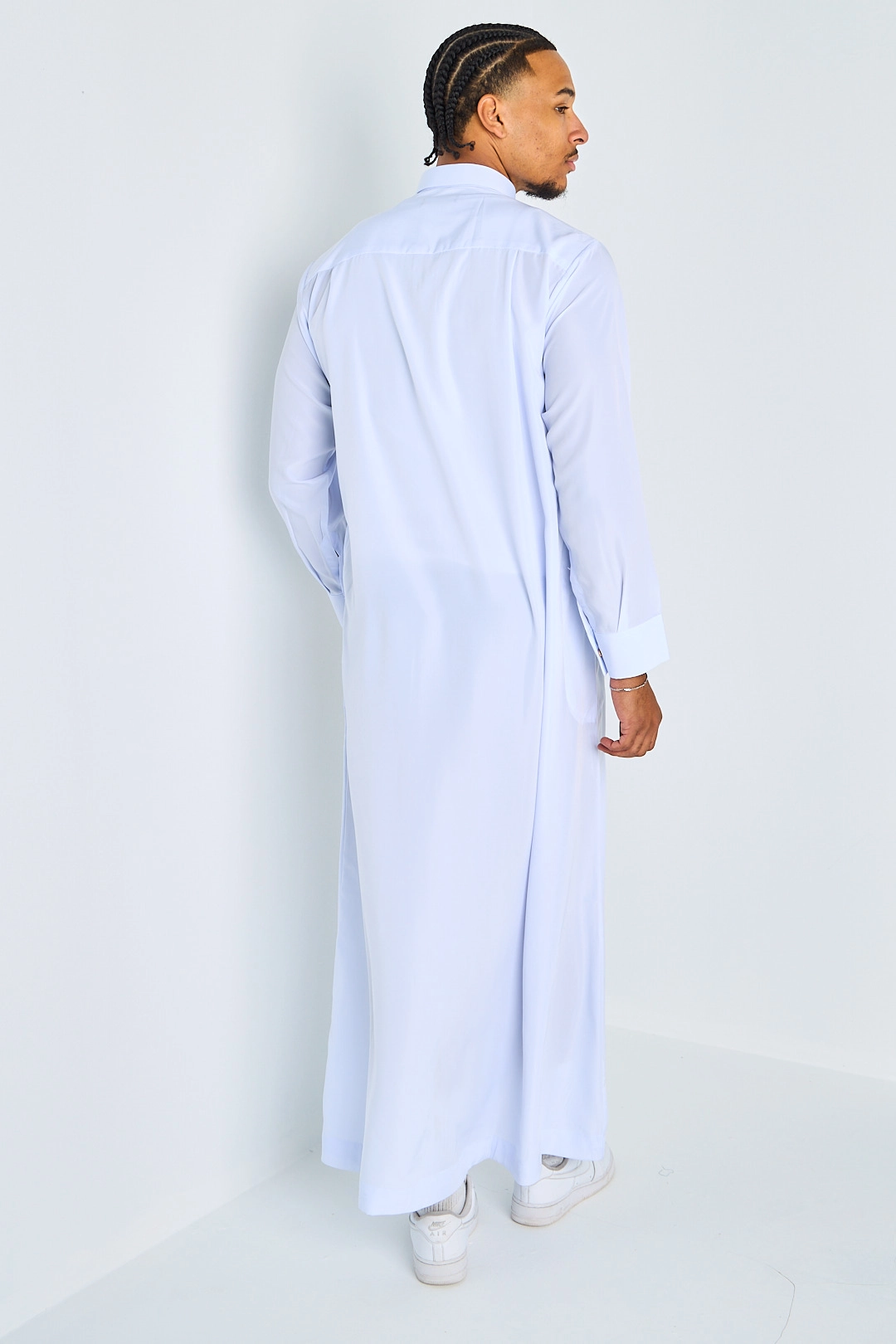 Qamis blanc à boutons ronds dorés