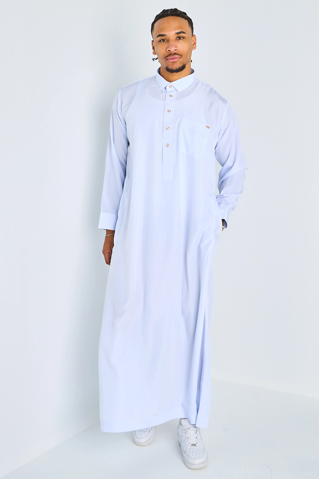 Qamis blanc à boutons ronds dorés