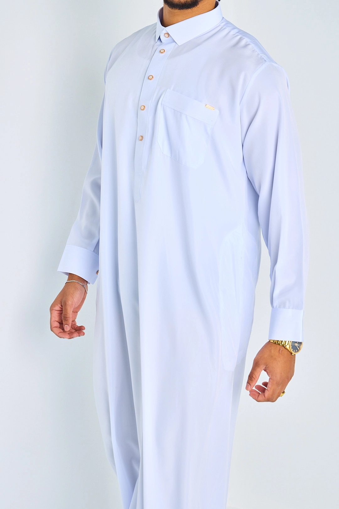 Qamis blanc à boutons ronds dorés