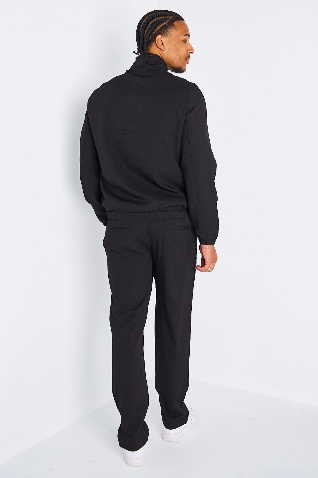 Ensemble deux pièces noir veste à col rond et manches longues + pantalon coupe droite
