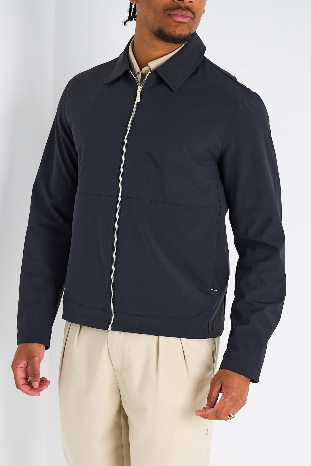 Veste noire à col rabat et manches longues