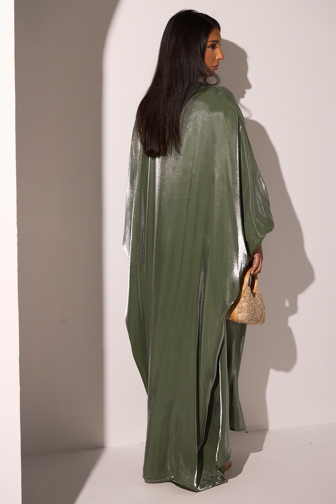 Robe vert sauge effet satinée avec strass