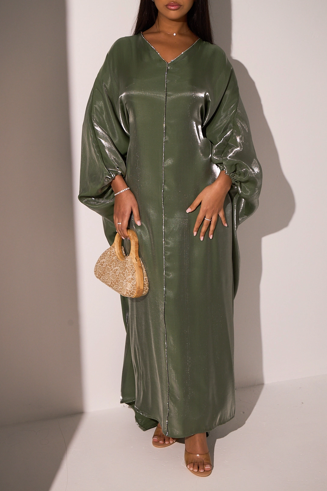 Robe vert sauge effet satinée avec strass