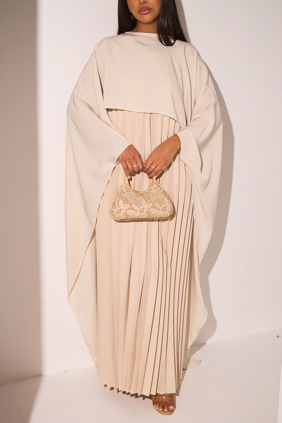 Robe plissée beige clair à empiècement asymétrique