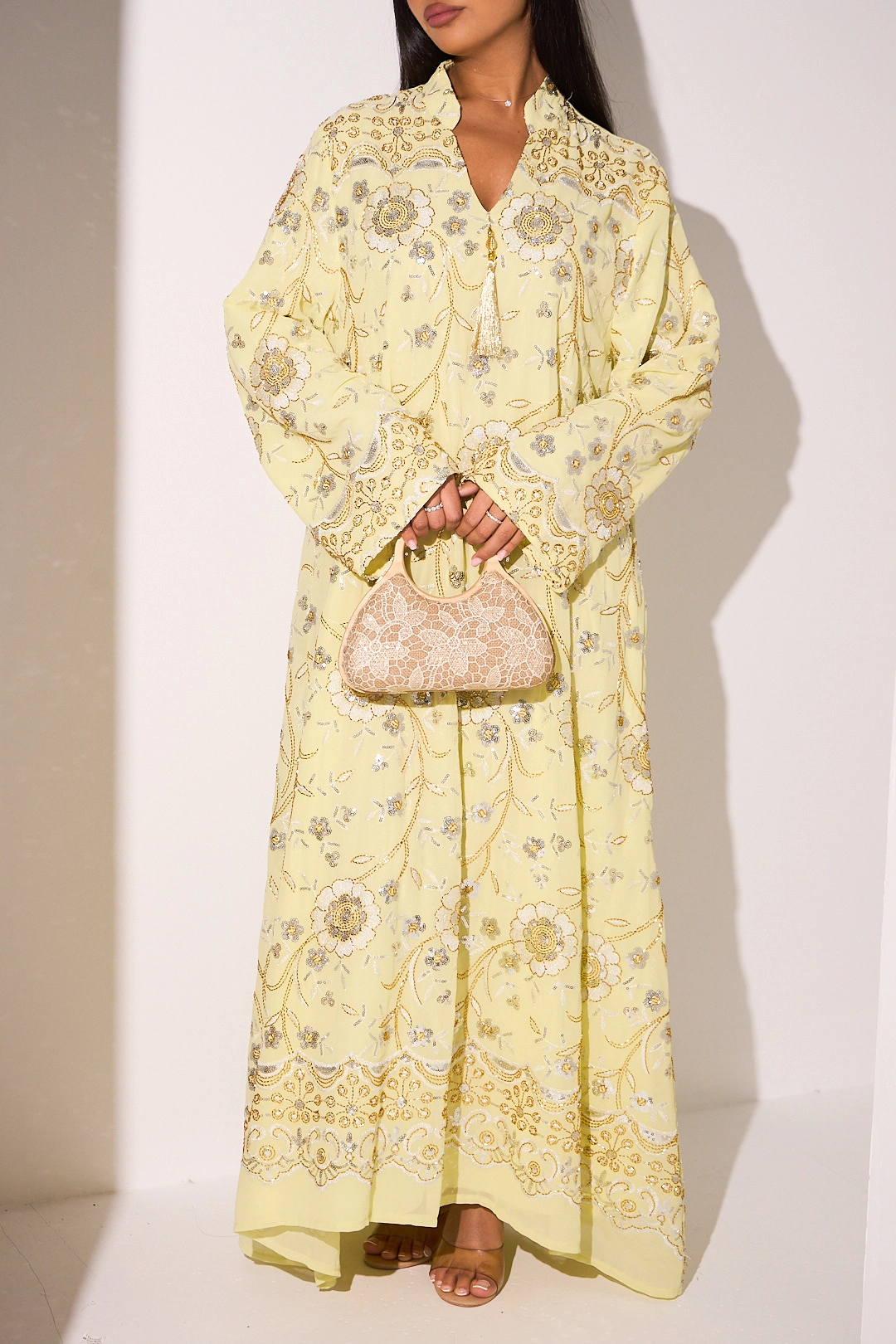 Abaya jaune à motifs floraux de perles dorées et sequins argentés