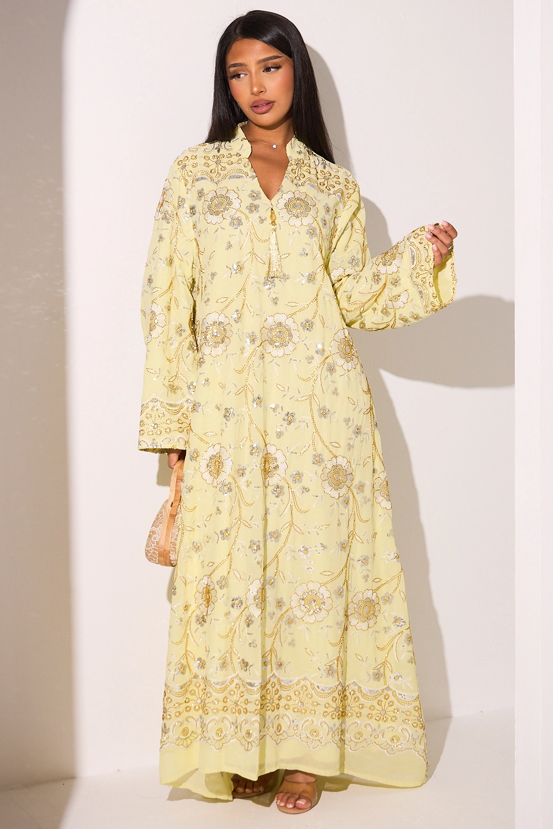 Abaya jaune à motifs floraux de perles dorées et sequins argentés