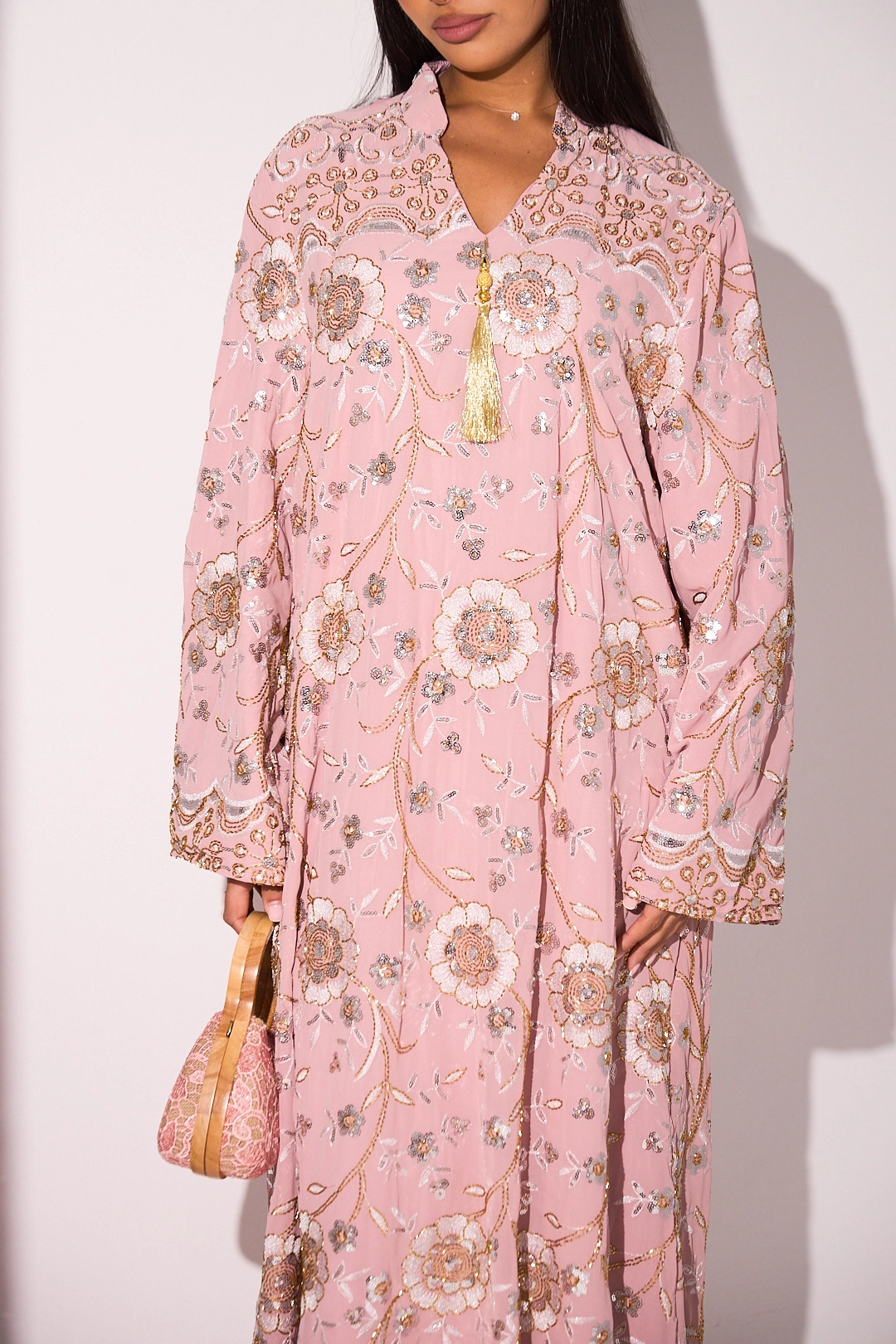Abaya rose clair à motifs floraux de perles dorées et sequins argentés