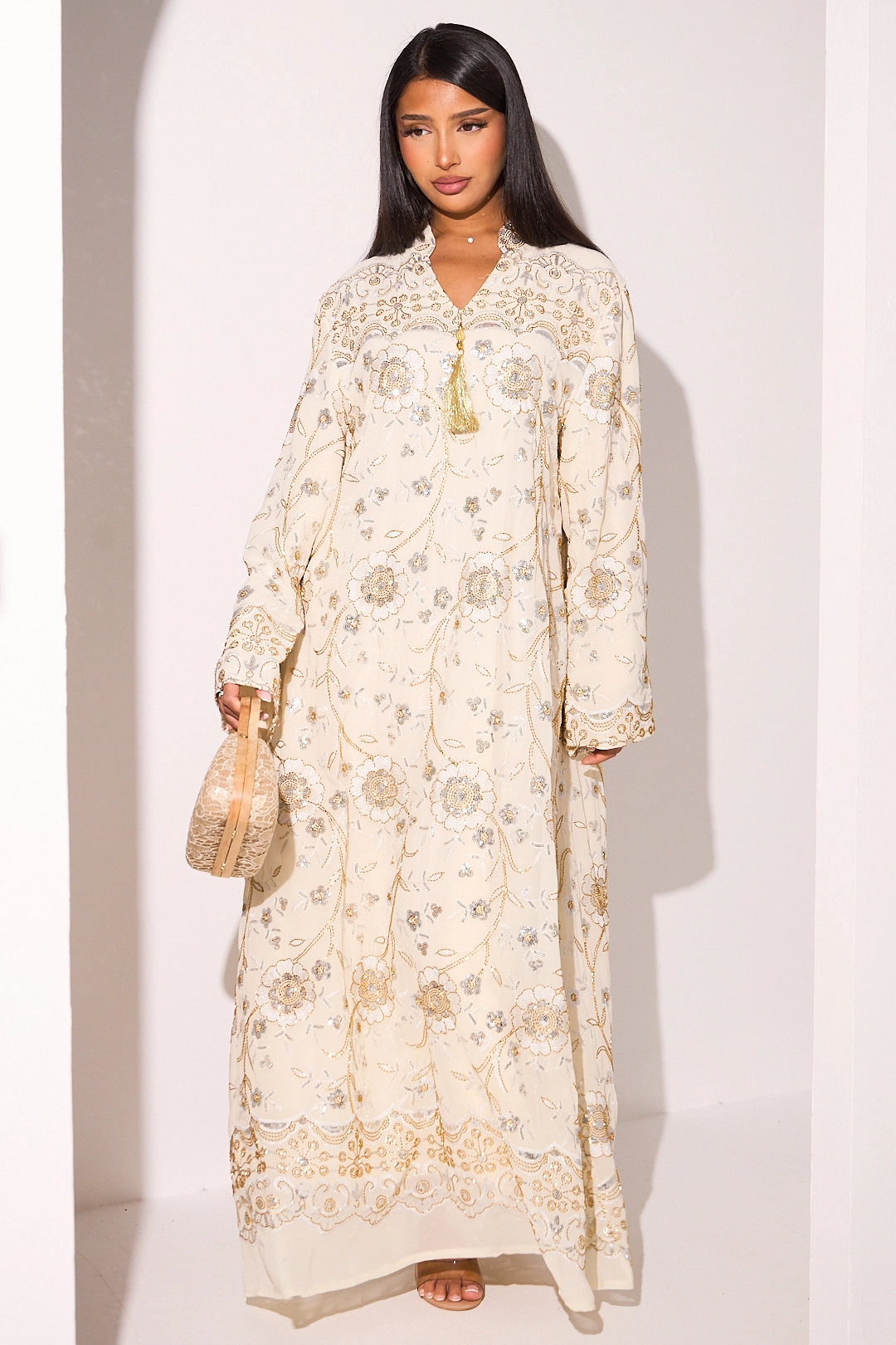 Abaya beige à motifs floraux de perles dorées et sequins argentés