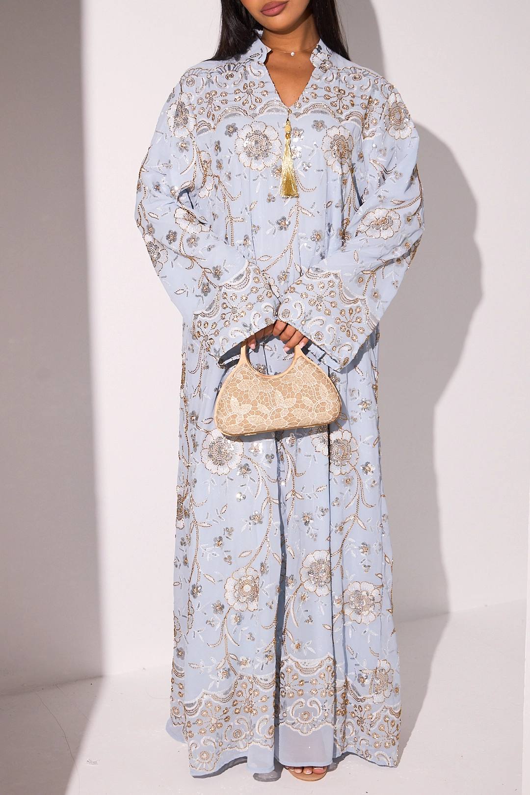 Abaya bleu clair à motifs floraux de perles dorées et sequins argentés