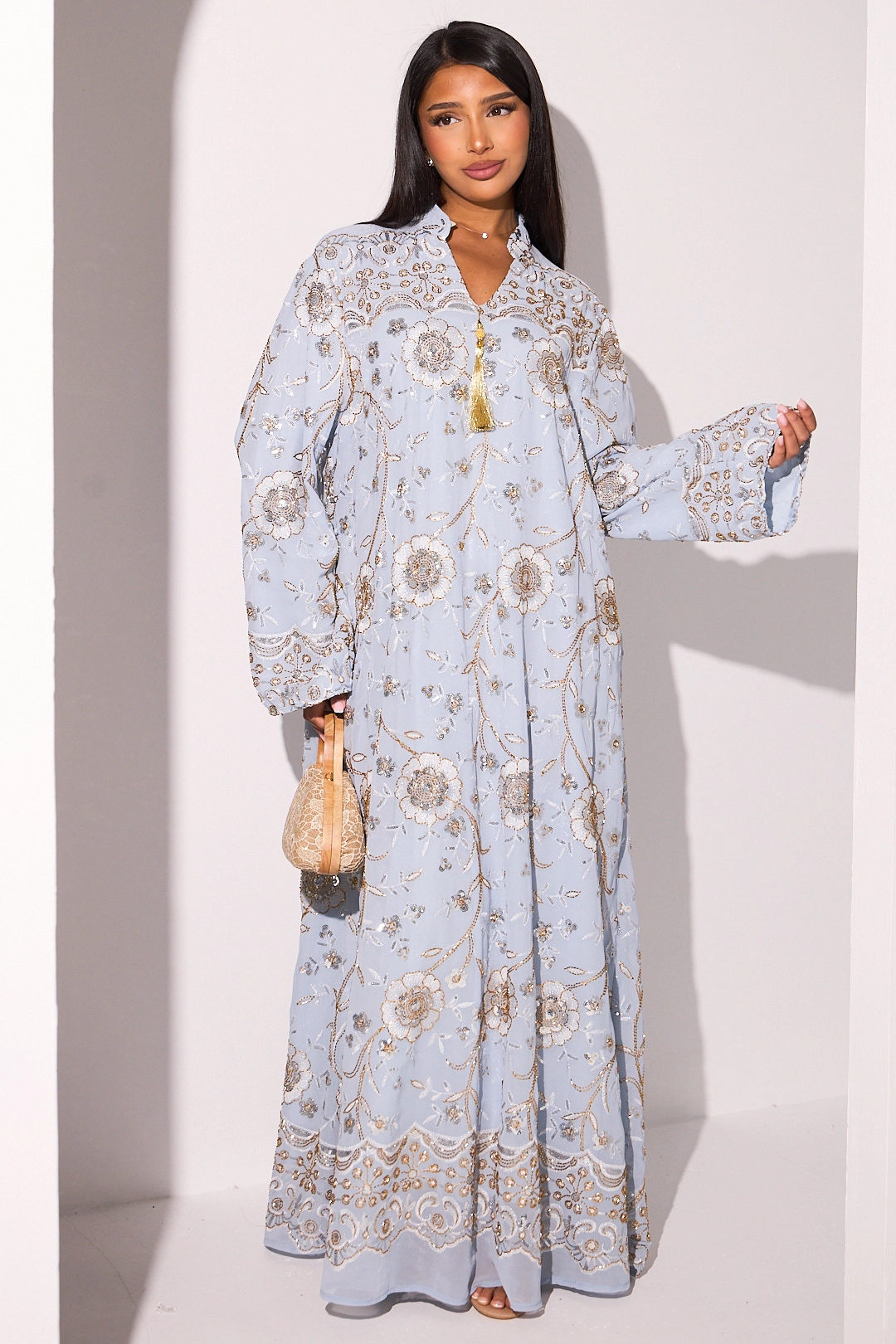 Abaya bleu clair à motifs floraux de perles dorées et sequins argentés