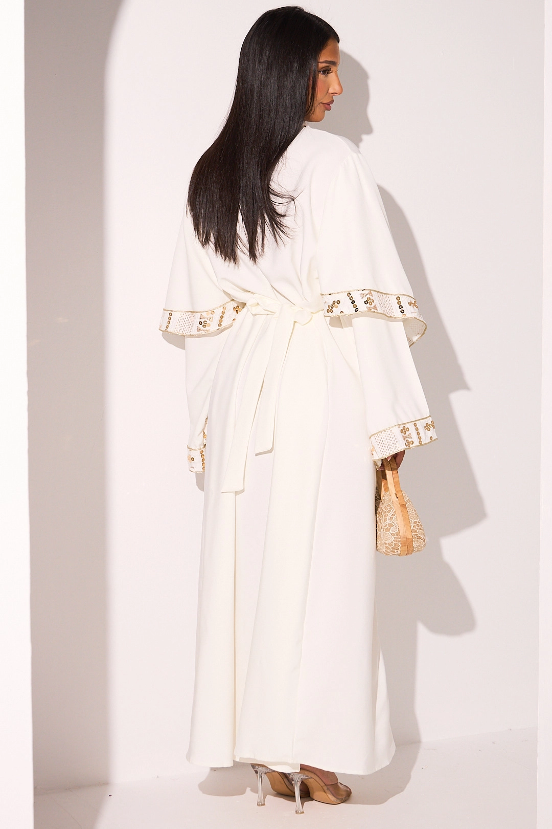 Abaya blanche manches longues effet drapées et sequins dorés