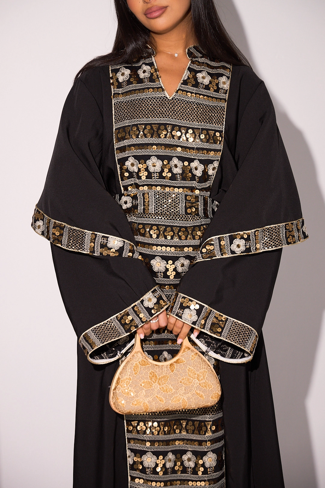Abaya noire manches longues effet drapées et sequins dorés