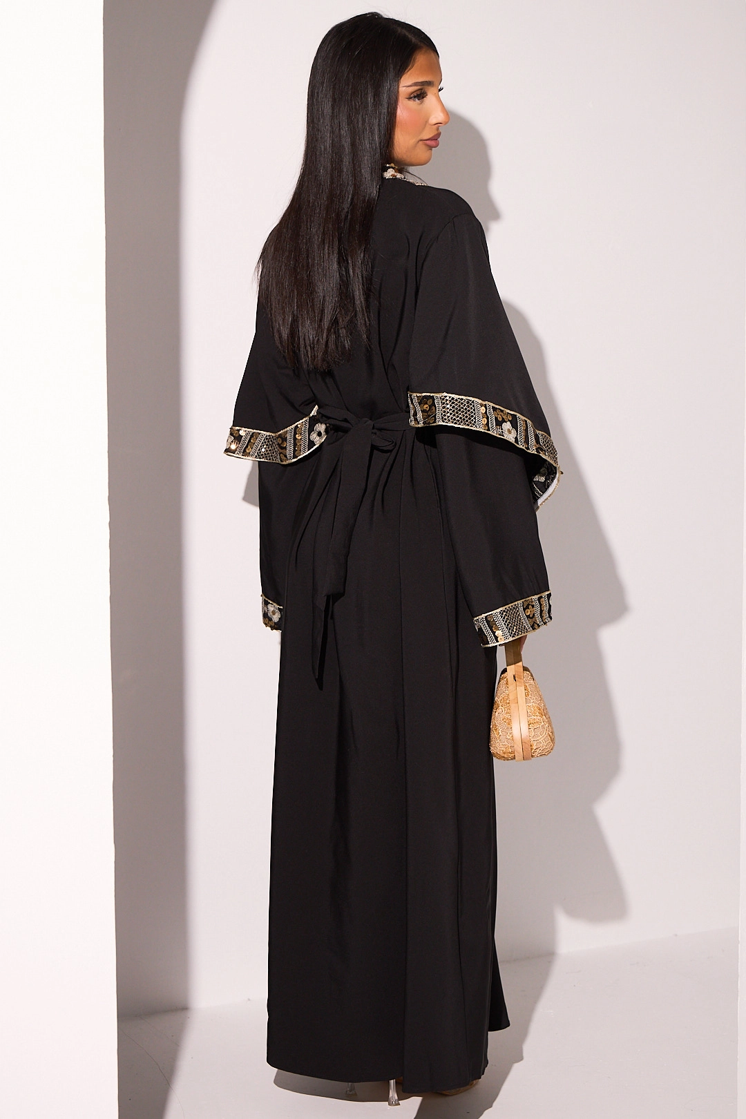 Abaya noire manches longues effet drapées et sequins dorés