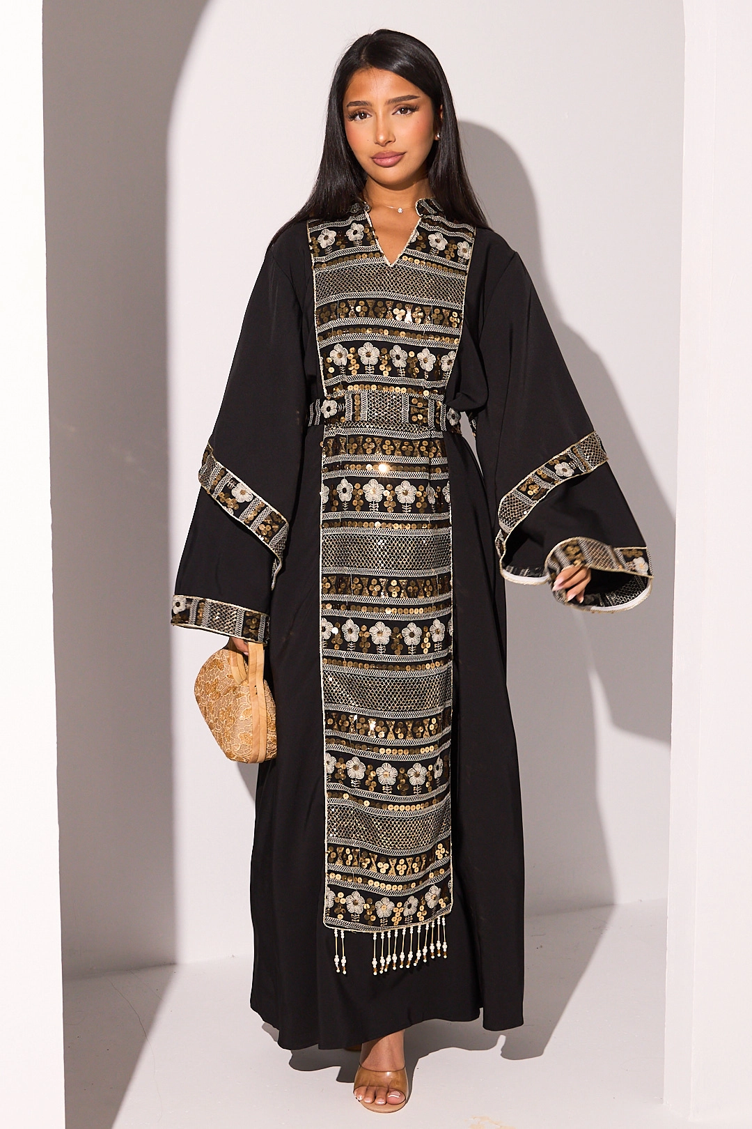 Abaya noire manches longues effet drapées et sequins dorés