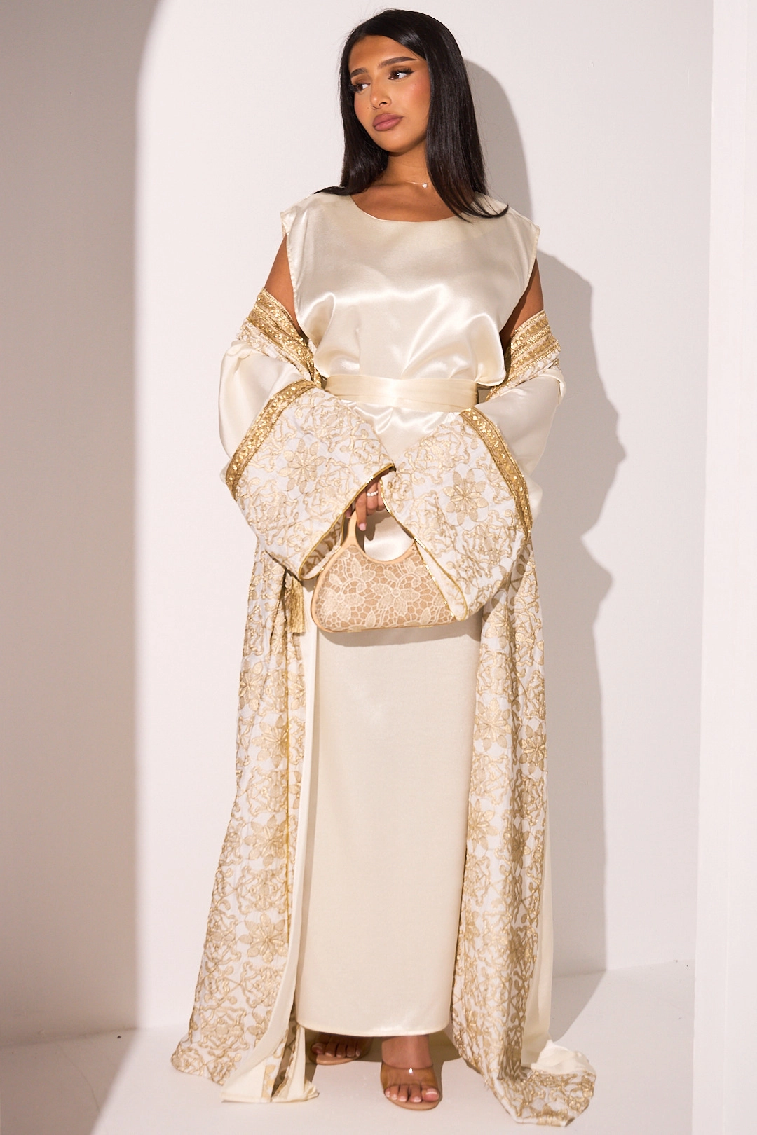 Ensemble abaya satinée manches courtes beige + kimono beige à dorure et motifs floraux